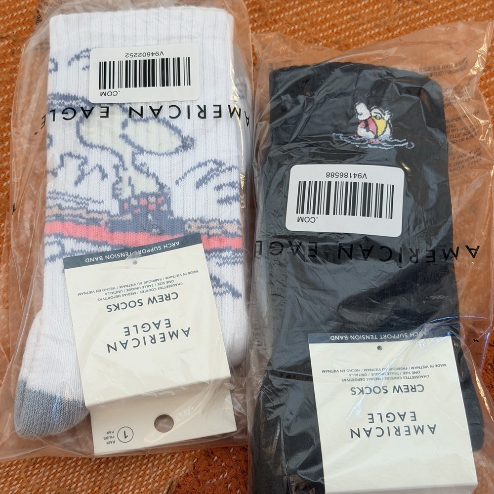New American Eagle Peanuts Snoopy Crew Socks 2 Pairs Surfing Beach Ball Summer